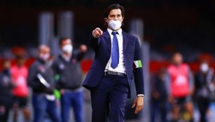 Solari da indicaciones en un juego del América