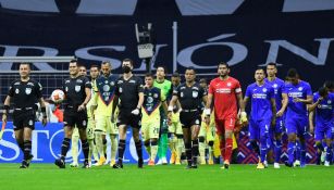 Jugadores de América y Cruz Azul entran al campo en el último Clásico Joven