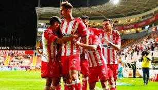 Jugadores del Necaxa en festejo de gol