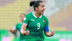 Charlyn Corral en festejo de gol