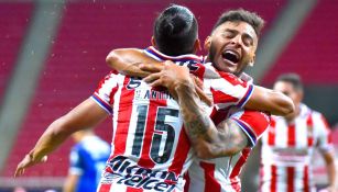 Alexis Vega en un partido con Chivas