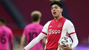 Edson Álvarez durante un partido con Ajax