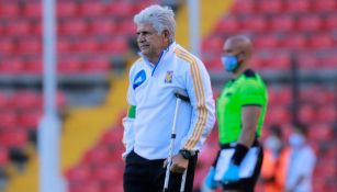 Ricardo Ferretti dirigiendo un partido de Tigres