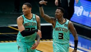 Jugadores de los Hornets festejando una canasta a favor