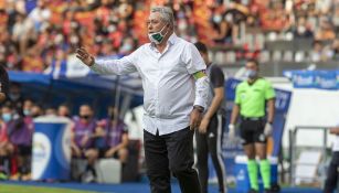 Víctor Manuel Vucetich en el partido ante Atlas 