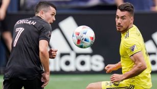 Morgan y Lovitz disputando la posesión del balón