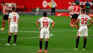 Jugadores del Sevilla se lamentan tras el gol del Athletic