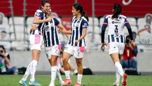 Jugadoras de Monterrey, en festejo de gol