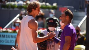 Alexander Zverev y Rafael Nadal se dan la mano