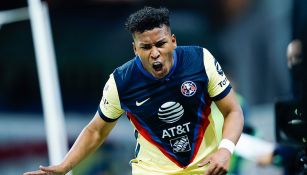 Roger Martínez en partido con América