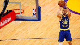 Stephen Curry se prepara para anotar