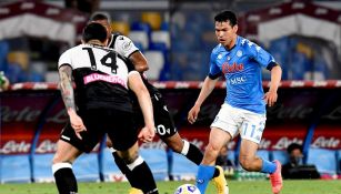 Hirving Lozano durante un partido con Napoli