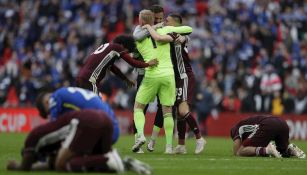 Jugadores del Leicester celebran título de FA Cup