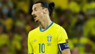 Zlatan Ibrahimovic durante un duelo con Suecia 