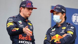 Verstappen y Checo dialogando después de una carrera clasificatoria