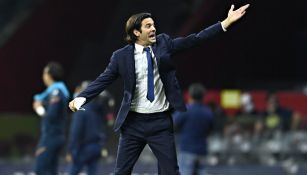 Solari da indicaciones en un juego del América