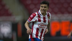 Fernando Beltrán en un duelo con Chivas  