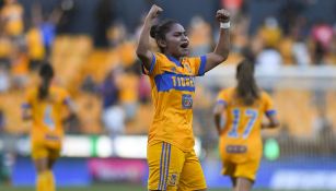 Belén Cruz festeja con gol con Tigres