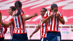 Carolina Jaramillo celebrando un gol a favor de Chivas