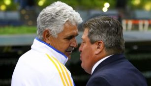 Tuca Ferretti y Miguel Herrera previo a un partido entre Tigres y América