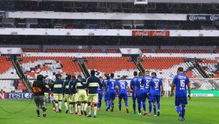 Jugadores de América y Cruz Azul previo al último juego del CL2020