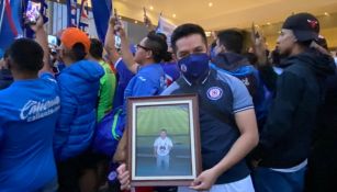 Cruz Azul: Aficionado llevó a serenata foto de su papá fallecido de cáncer en Final del 2013