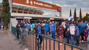 Aficionados hacen fila para ingresar al Azteca