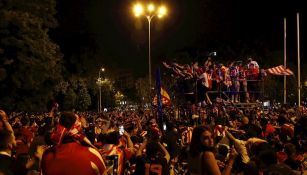 Afición del Atlético celebrando título de Liga