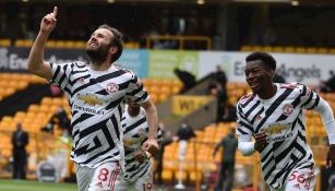 Jugadores del United celebran gol vs Wolves