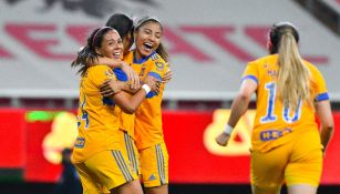 Jugadoras de Tigres celebrando un gol vs Chivas