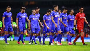 Jugadores de Cruz Azul caminan en el Azteca