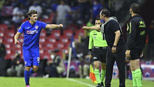 Juan Reynoso festeja el gol con Santi Giménez