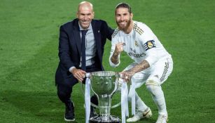 Sergio Ramos y Zidane posan con el título de LaLiga 