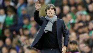 Joachim Löw dirigiendo un partido de la Selección Alemana