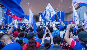 Aficionados de Cruz Azul en el hotel de concentración 