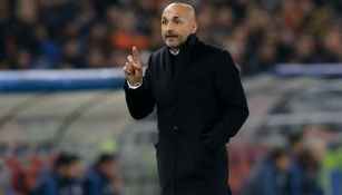 Luciano Spalletti da indicaciones en un duelo de Serie A 