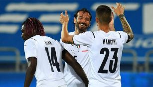 Jugadores de la Selección de Italia festejan un gol