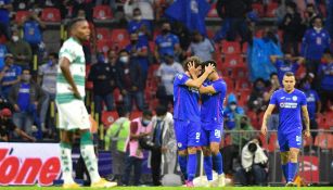 Jugadores de Cruz Azul celebran una anotación