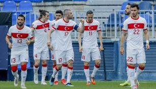 Jugadores de Turquía festejan un gol