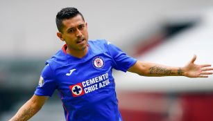 Elías Hernández festeja un gol con Cruz Azul