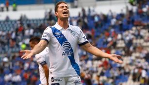 Santiago Ormeño festejando un gol a favor del Puebla