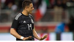 Chicharito en un partido con Selección