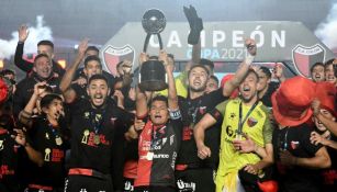 Jugadores del Colón festejando el título