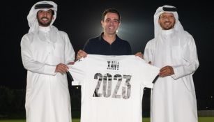 Xavi Hernández posa con el jersey del Al Sadd