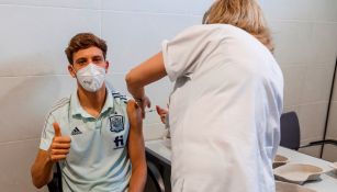 Marco Llorente en proceso de vacunación