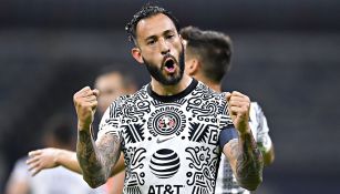 Emanuel Aguilera festeja un gol con el América