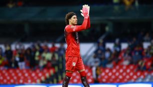 Guillermo Ochoa durante un partido con América