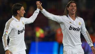 Mesut Özil y Sergio Ramos durante un duelo con el Real Madrid 