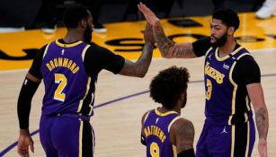 Los Lakers en festejo de anotación 