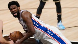 Joel Embiid en el duelo entre 76ers y Hawks